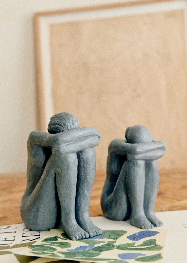 Sezane Skulptur Guénolée Courcoux - Sitzende Frau Großes Modell< Gastkünstlerinnen