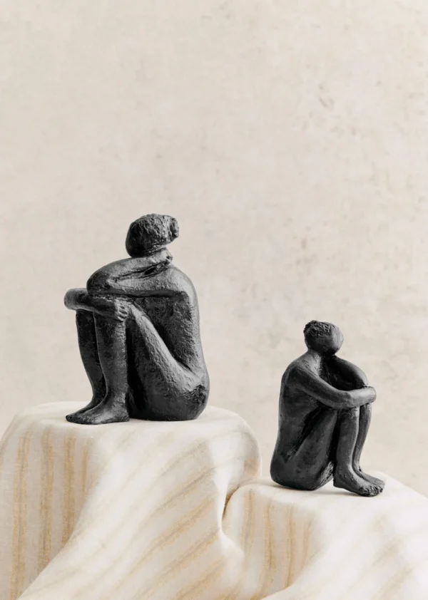 Sezane Skulptur Guénolée Courcoux - In Gedanken Versunkene Frau - Kleines Modell< Gastkünstlerinnen