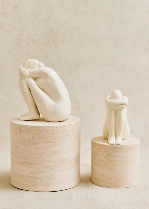 Sezane Skulptur Guénolée Courcoux - Sitzende Frau Großes Modell< Gastkünstlerinnen