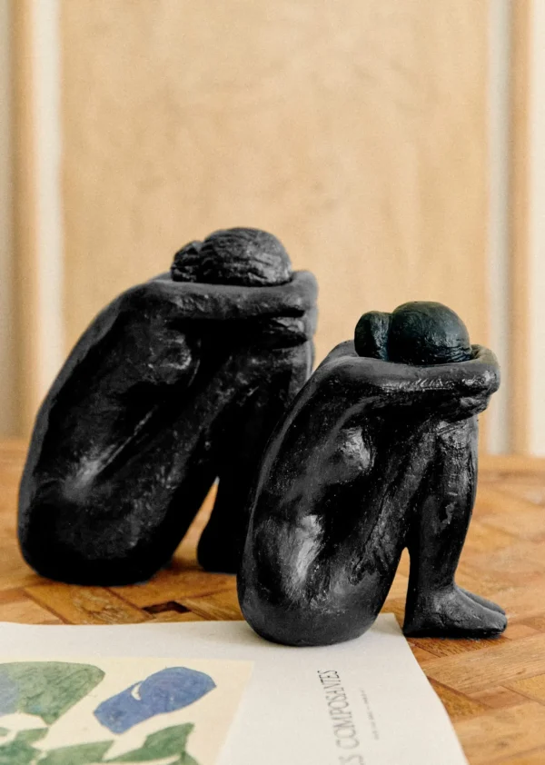 Sezane Skulptur Guénolée Courcoux - Sitzende Frau Kleines Modell< Gastkünstlerinnen