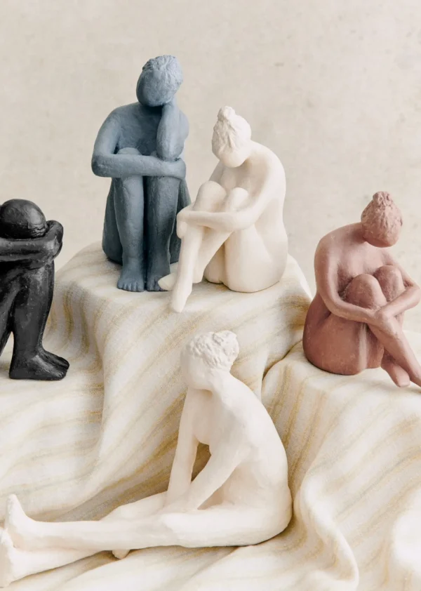 Sezane Skulptur Guénolée Courcoux - Sitzende Frau Großes Modell< Gastkünstlerinnen